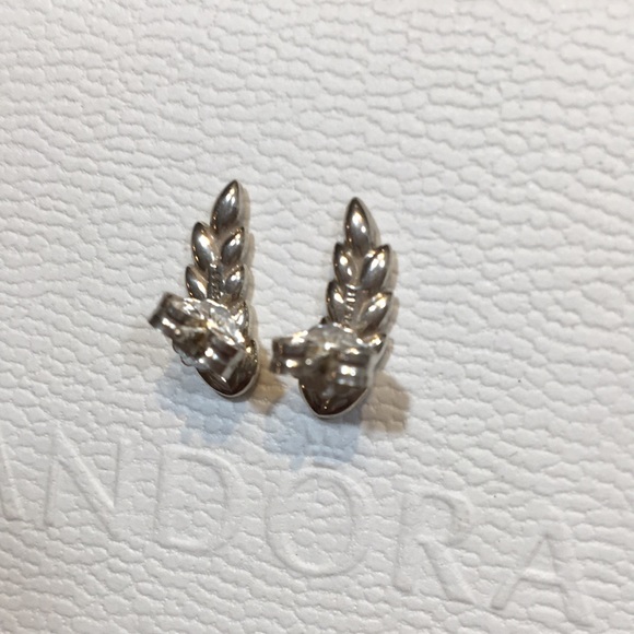 🌿Pandora Leaf Studs🕊 - Picture 3 of 4